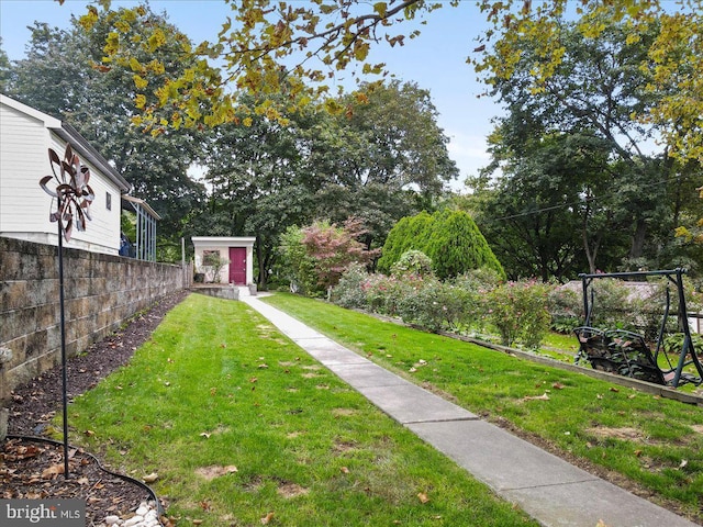 view of yard featuring a shed