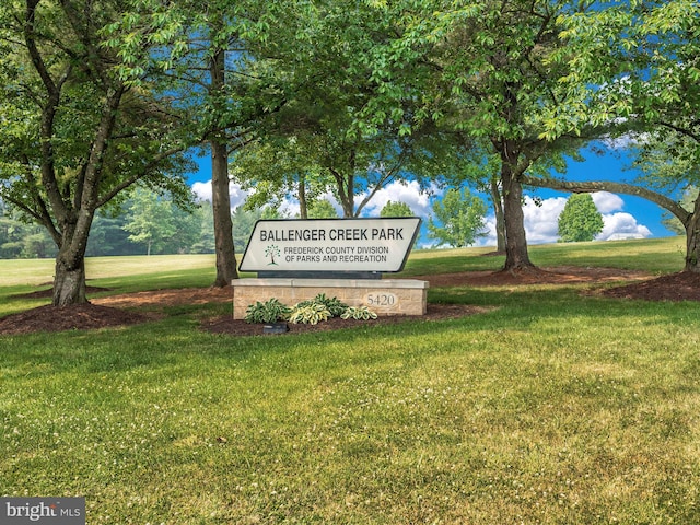 community sign with a yard