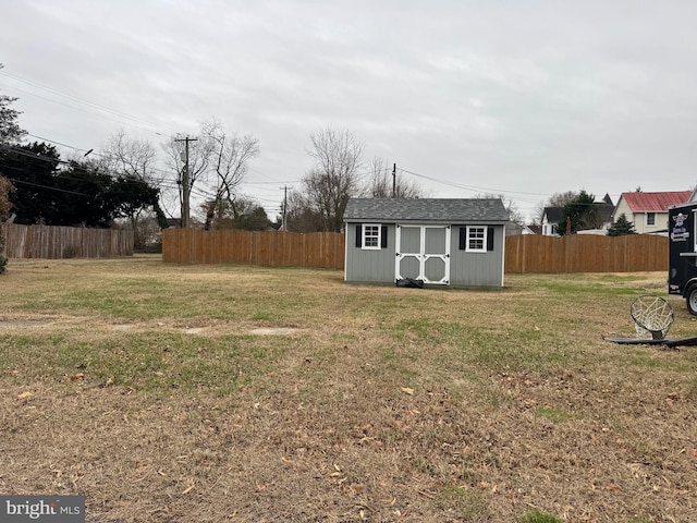 view of yard featuring a storage shed