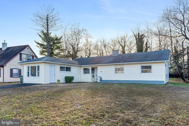 view of front of property featuring a front yard