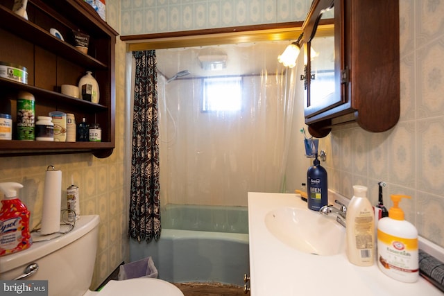 full bathroom featuring shower / bath combo with shower curtain, sink, plenty of natural light, and toilet