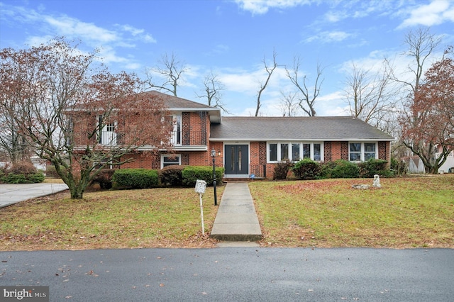 view of front facade featuring a front yard