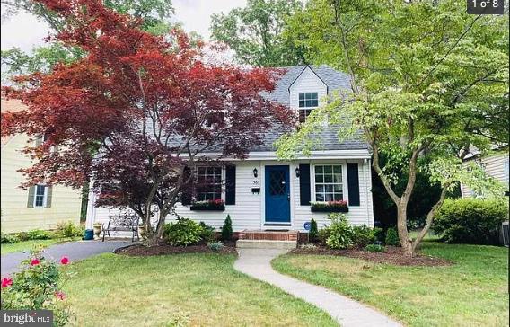 cape cod-style house with a front yard