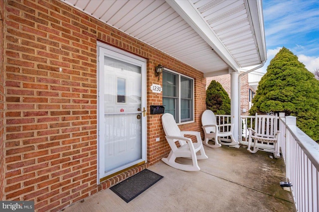 property entrance featuring a porch