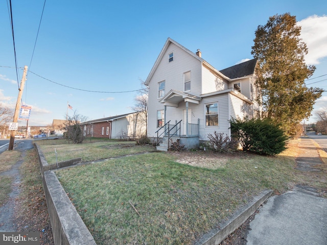 view of front of home with a front lawn