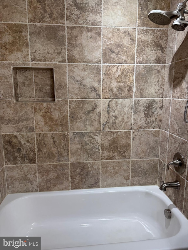 bathroom with tiled shower / bath combo