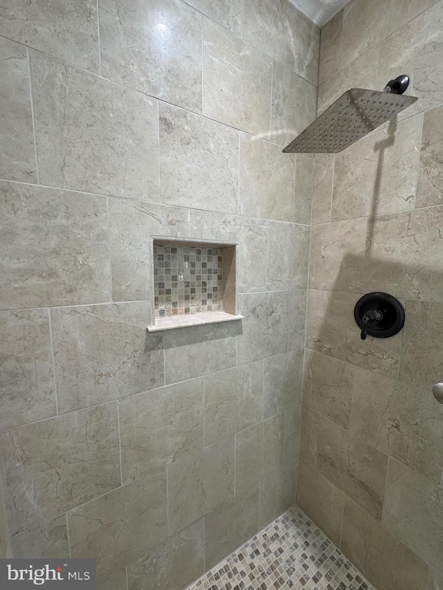 bathroom featuring tiled shower