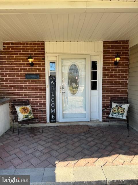 entrance to property with covered porch