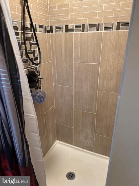 bathroom with curtained shower