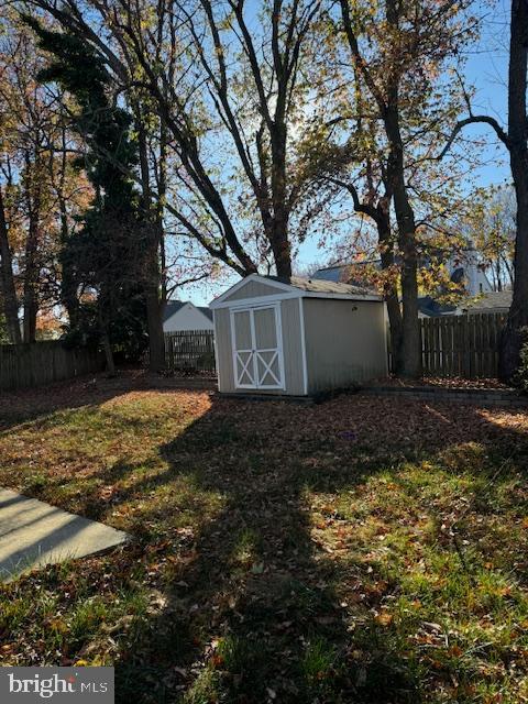 view of yard featuring a storage shed