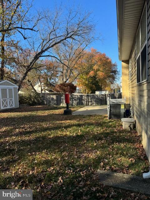 view of yard featuring a storage shed