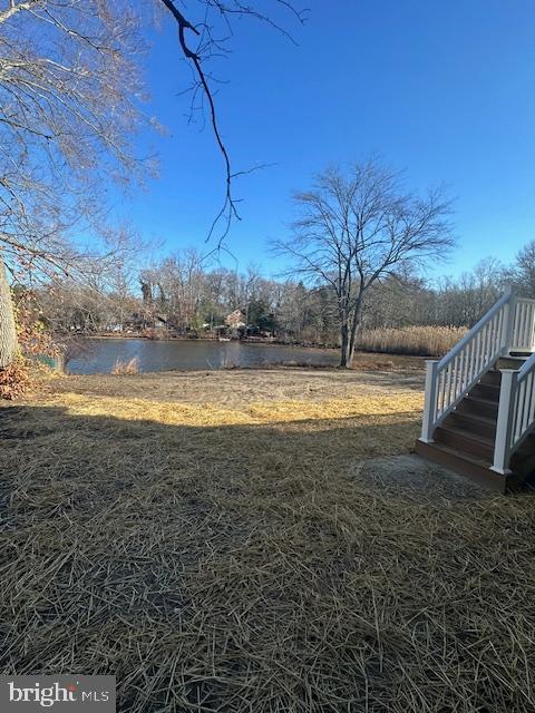 view of yard featuring a water view