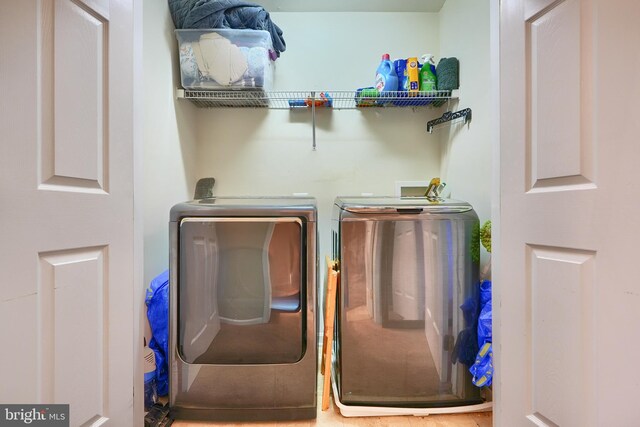 washroom featuring washing machine and clothes dryer