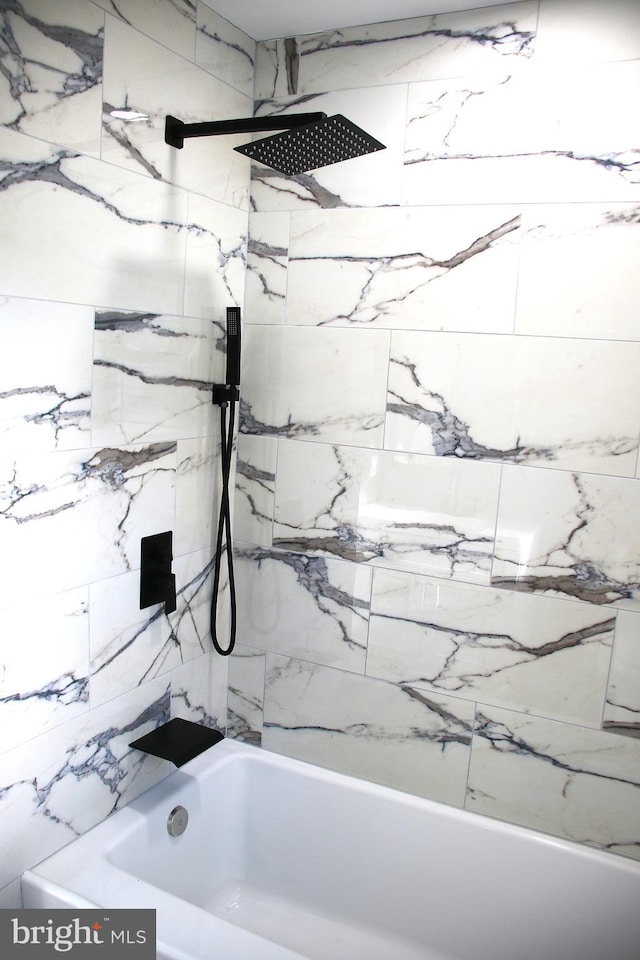 bathroom featuring tiled shower / bath combo