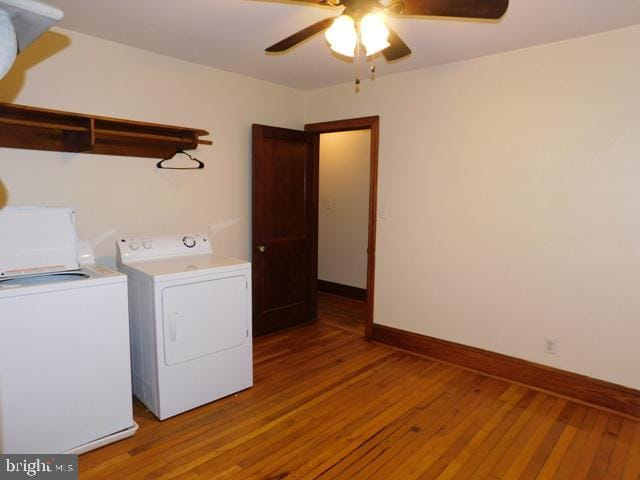 washroom with wood-type flooring, washer and clothes dryer, and ceiling fan