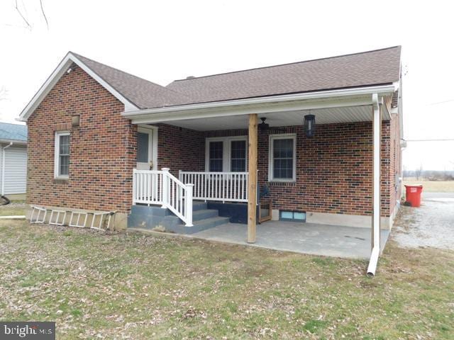 view of front of house with a porch and a front lawn