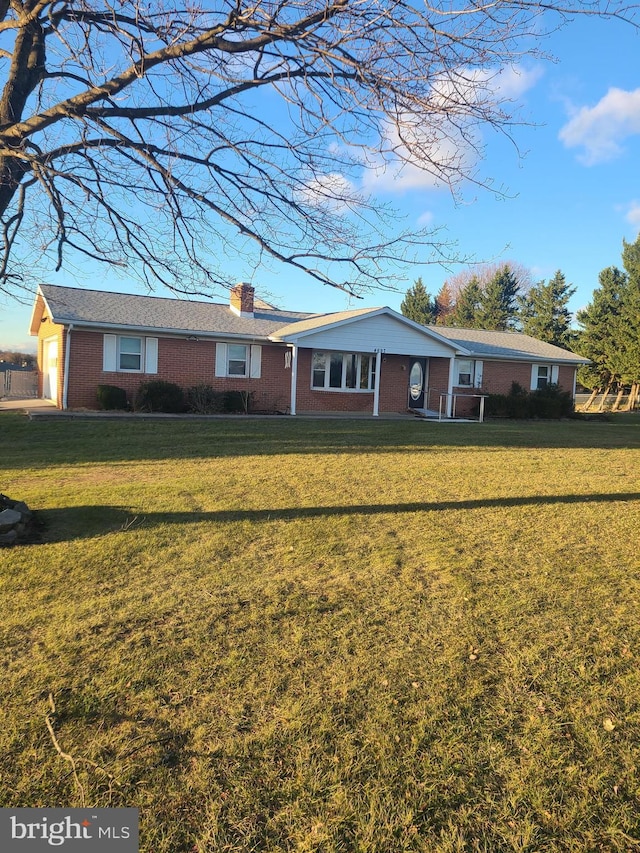 ranch-style house featuring a front lawn