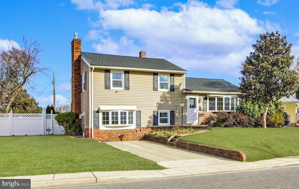 view of front of home featuring a front lawn