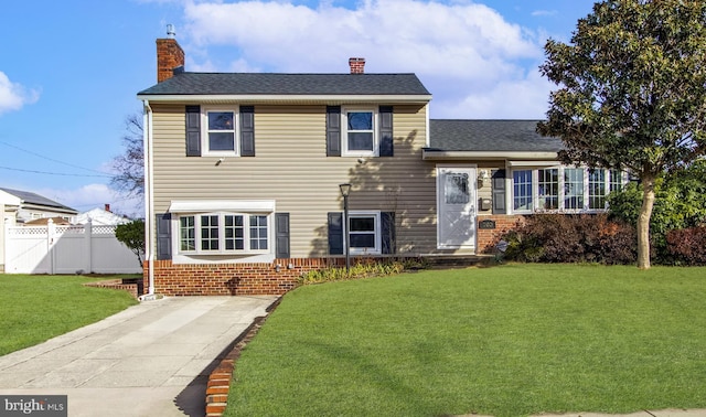 view of front facade with a front lawn