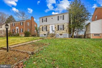 view of front of house with a front lawn