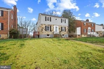 view of front of home featuring a front yard