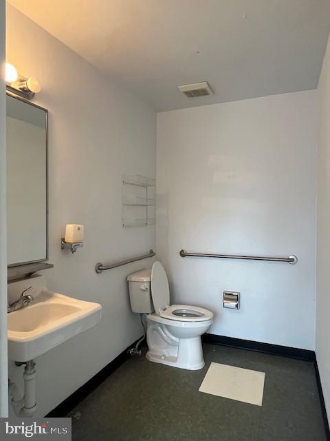 bathroom featuring toilet and sink