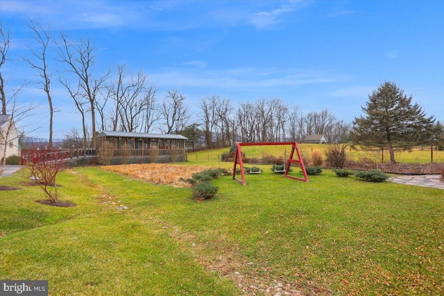 view of yard featuring an outdoor structure