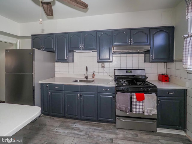 kitchen featuring sink, decorative backsplash, stainless steel appliances, and ceiling fan