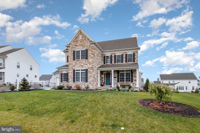 view of front of property featuring a front yard