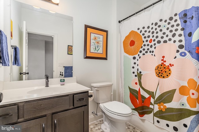 bathroom featuring a shower with shower curtain, vanity, and toilet