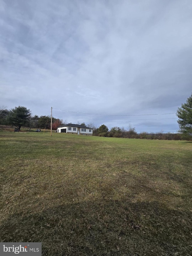 view of yard featuring a rural view