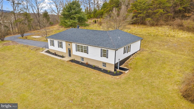 view of front of house featuring a front yard