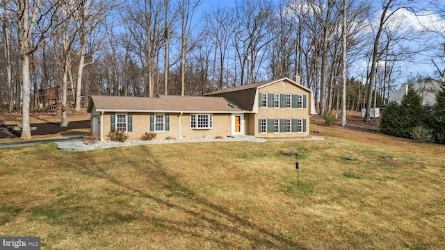 tri-level home featuring a front lawn