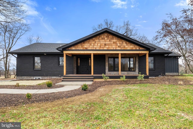 view of front of property featuring a front yard and a porch