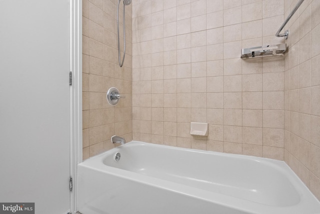 bathroom with tiled shower / bath