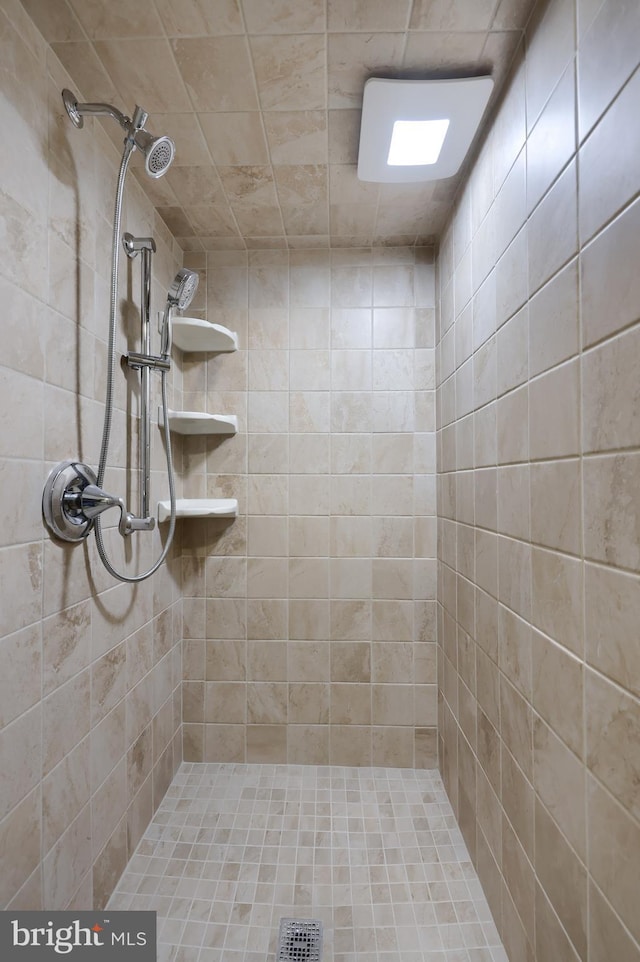 bathroom featuring a tile shower