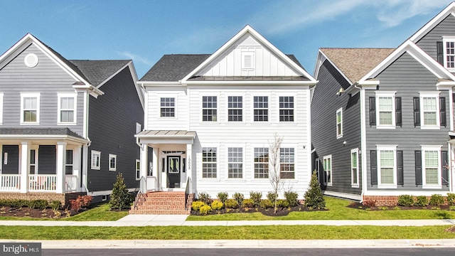 view of front facade with a front yard