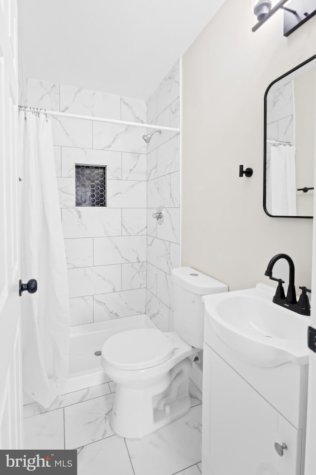 bathroom featuring a shower with shower curtain, vanity, and toilet