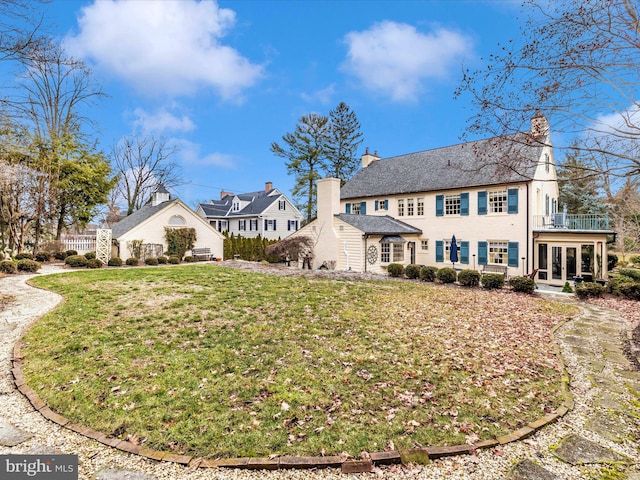 back of house featuring a lawn