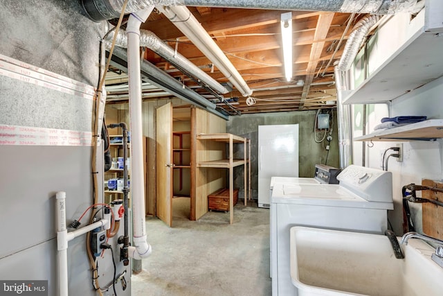 unfinished below grade area featuring a sink and washer and clothes dryer
