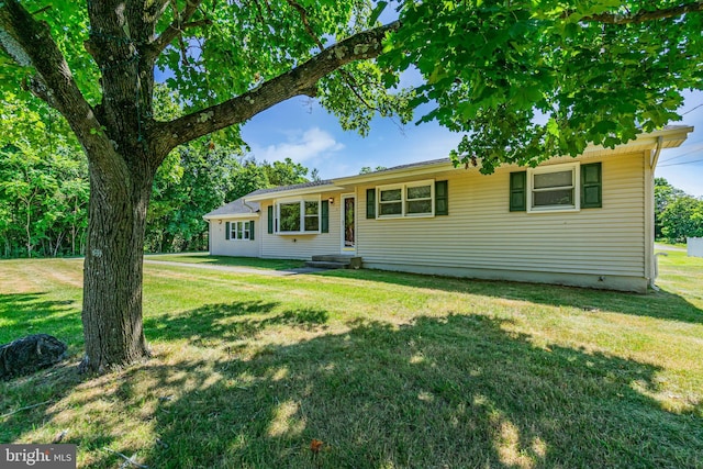 single story home with a front lawn