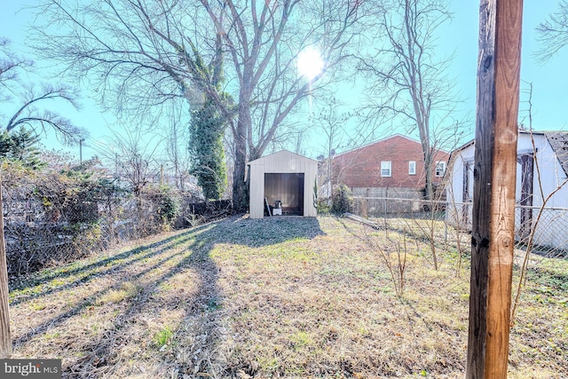 view of yard featuring an outdoor structure