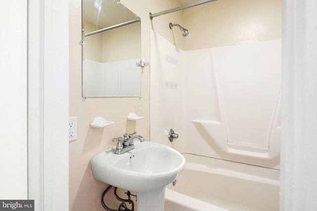 bathroom with sink and bathtub / shower combination