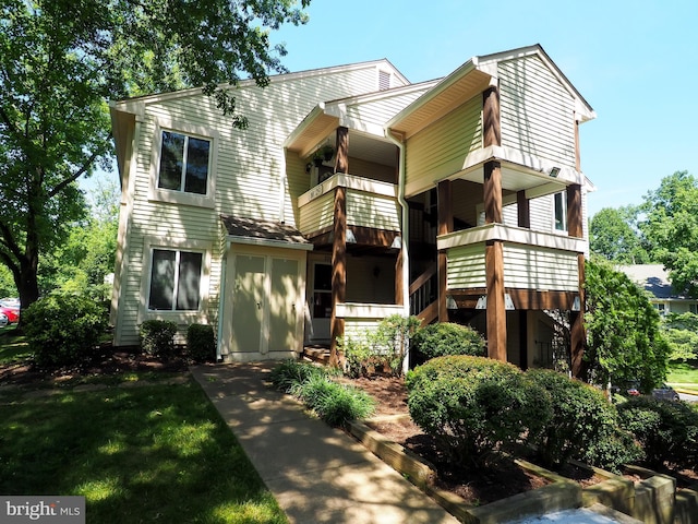 view of front of property featuring a balcony