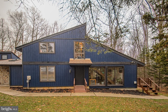 view of front of property featuring a front lawn