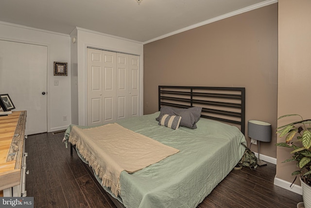 bedroom with crown molding, a closet, and dark hardwood / wood-style floors