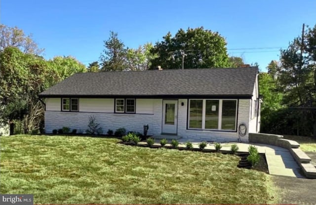 single story home with a front yard