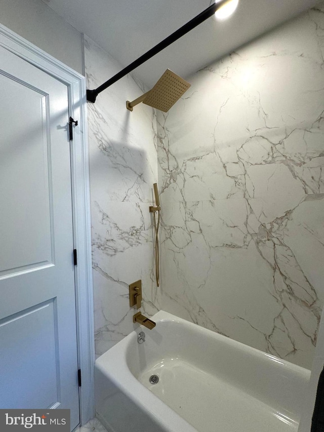 bathroom featuring tiled shower / bath combo