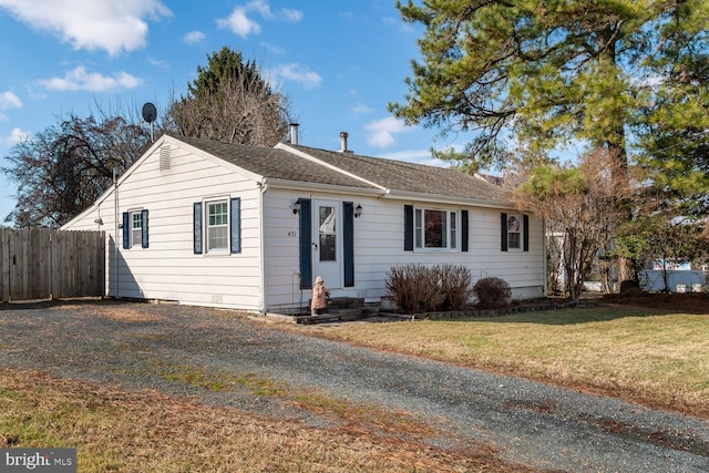 single story home featuring a front lawn