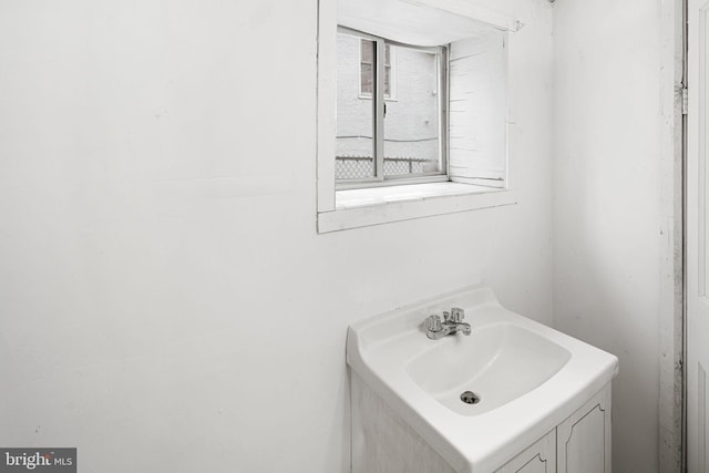 bathroom featuring sink